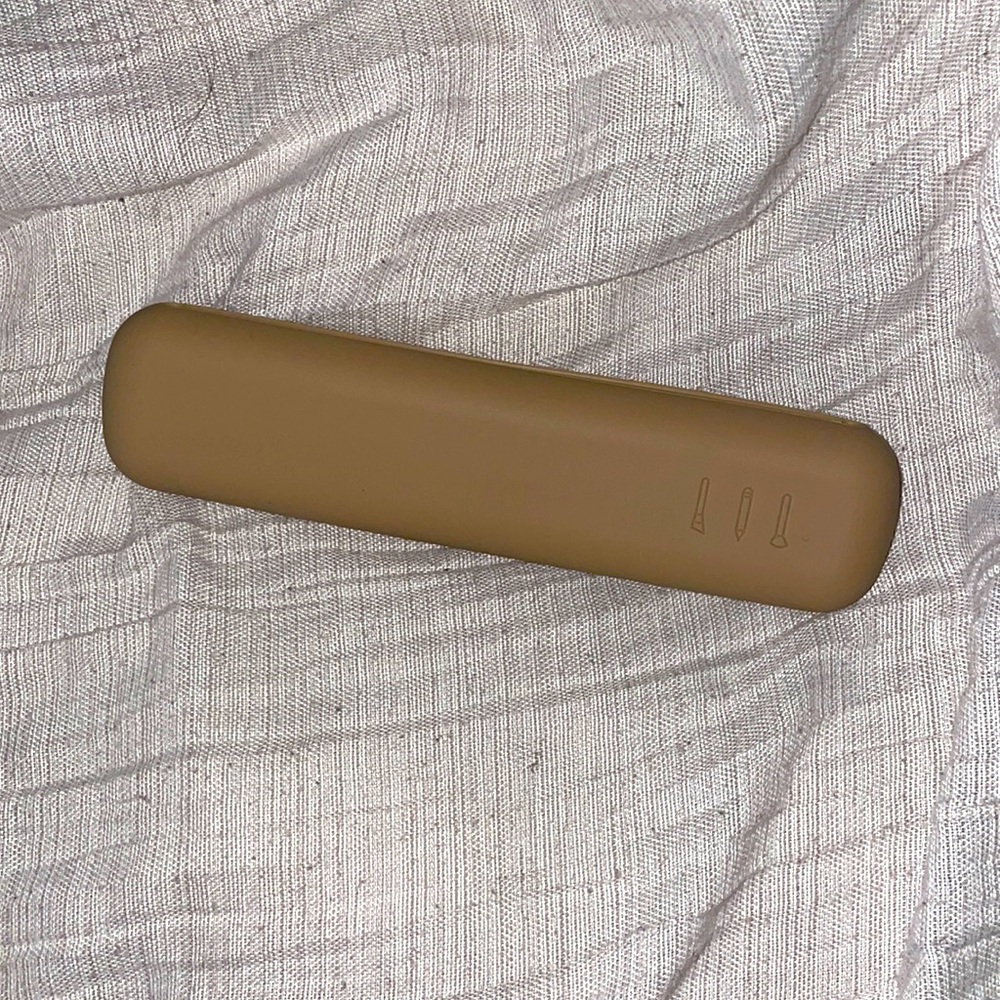 Makeup brush travel case